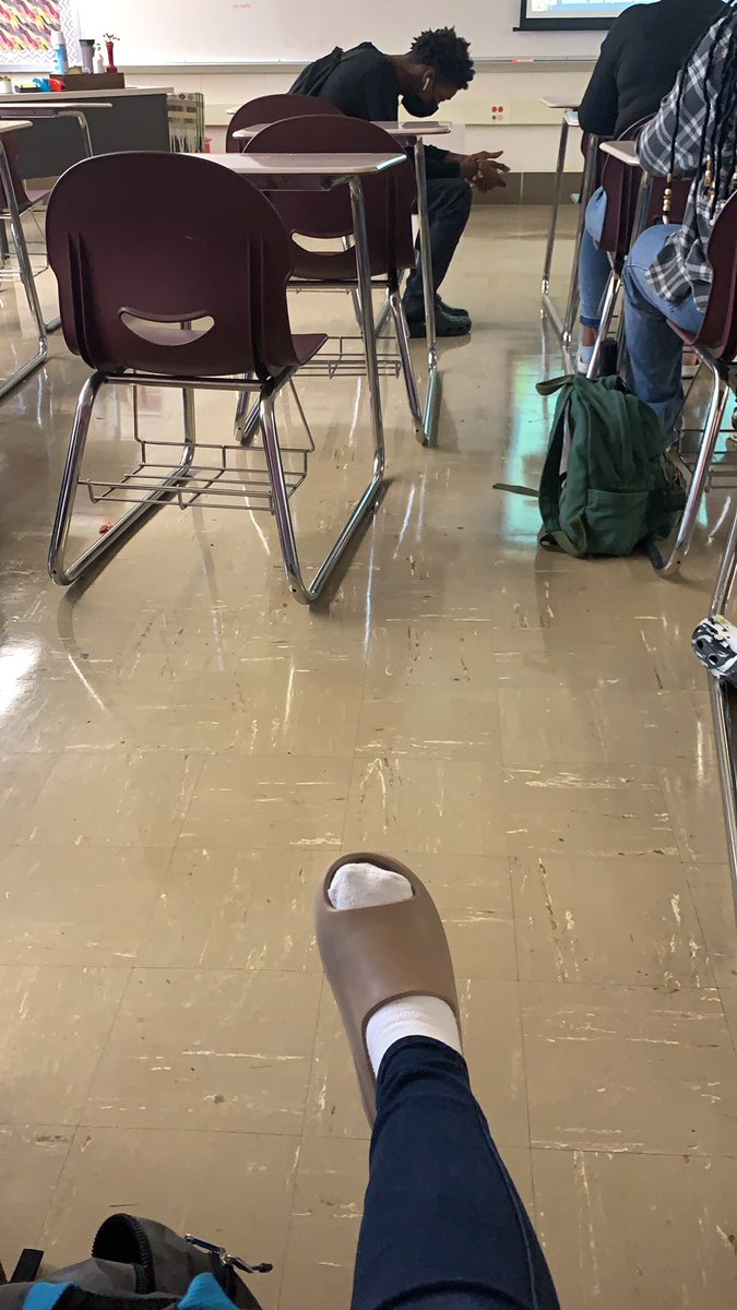 g_bucketss's tweet photo. @isoqueenn Stuck in school🙄😑 https://t.co/T2EaYQPIZU