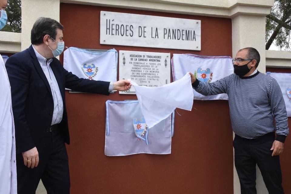 GZamoraSDE's tweet photo. Hoy participé, con motivo del Día de la Sanidad, en el emotivo homenaje realizado por la Asociación de trabajadores de la Sanidad Argentina (ATSA), con la inauguración del  monolito “Héroes de la pandemia”, en reconocimiento a todos los trabajadores de la salud  fallecidos. https://t.co/UeF598iGAi