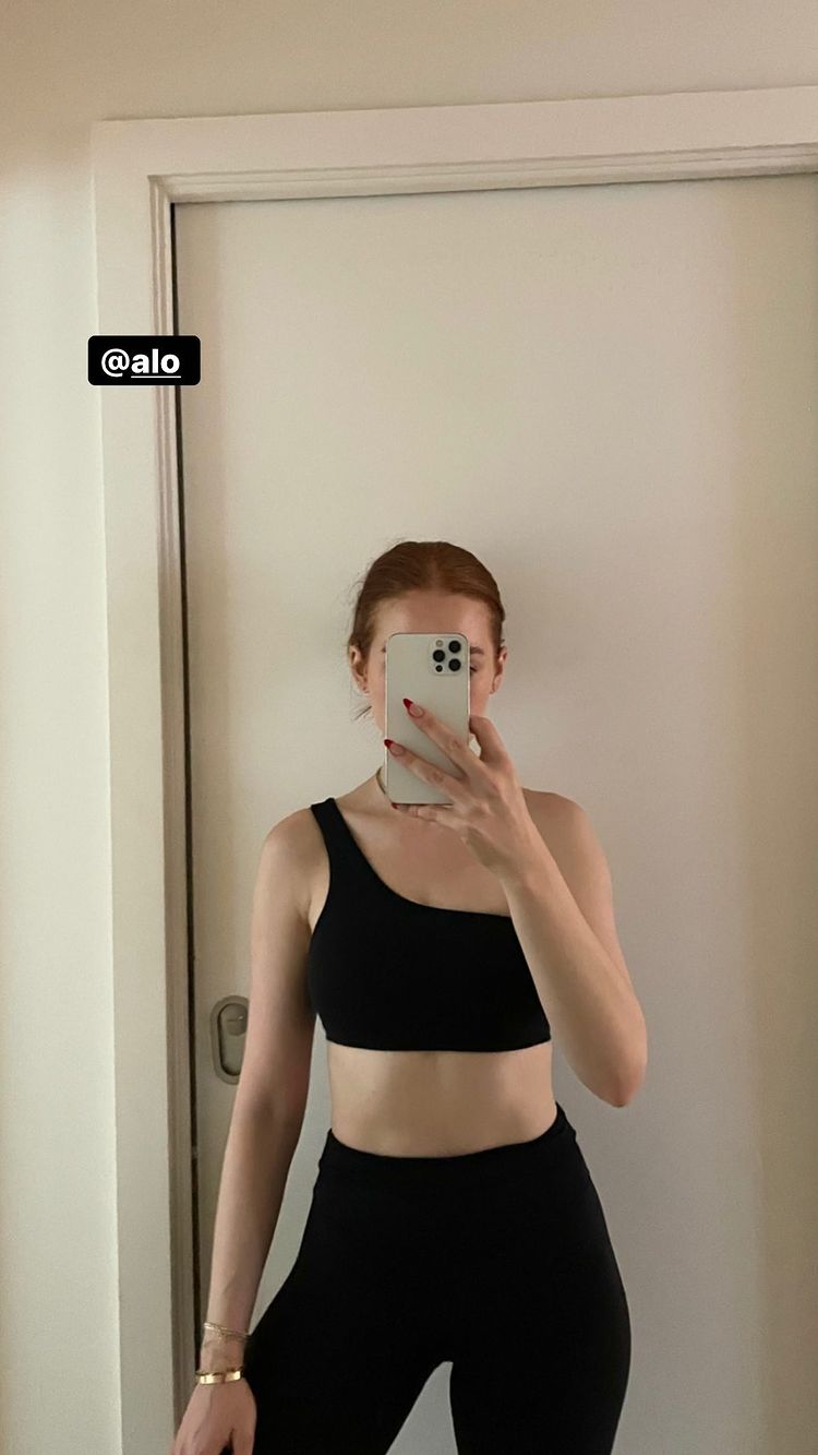 Alo Yoga on X: spotted in alo 📸 @madelainepetsch stuns in the pixie bra +  flutter legging. Shop her look:    / X