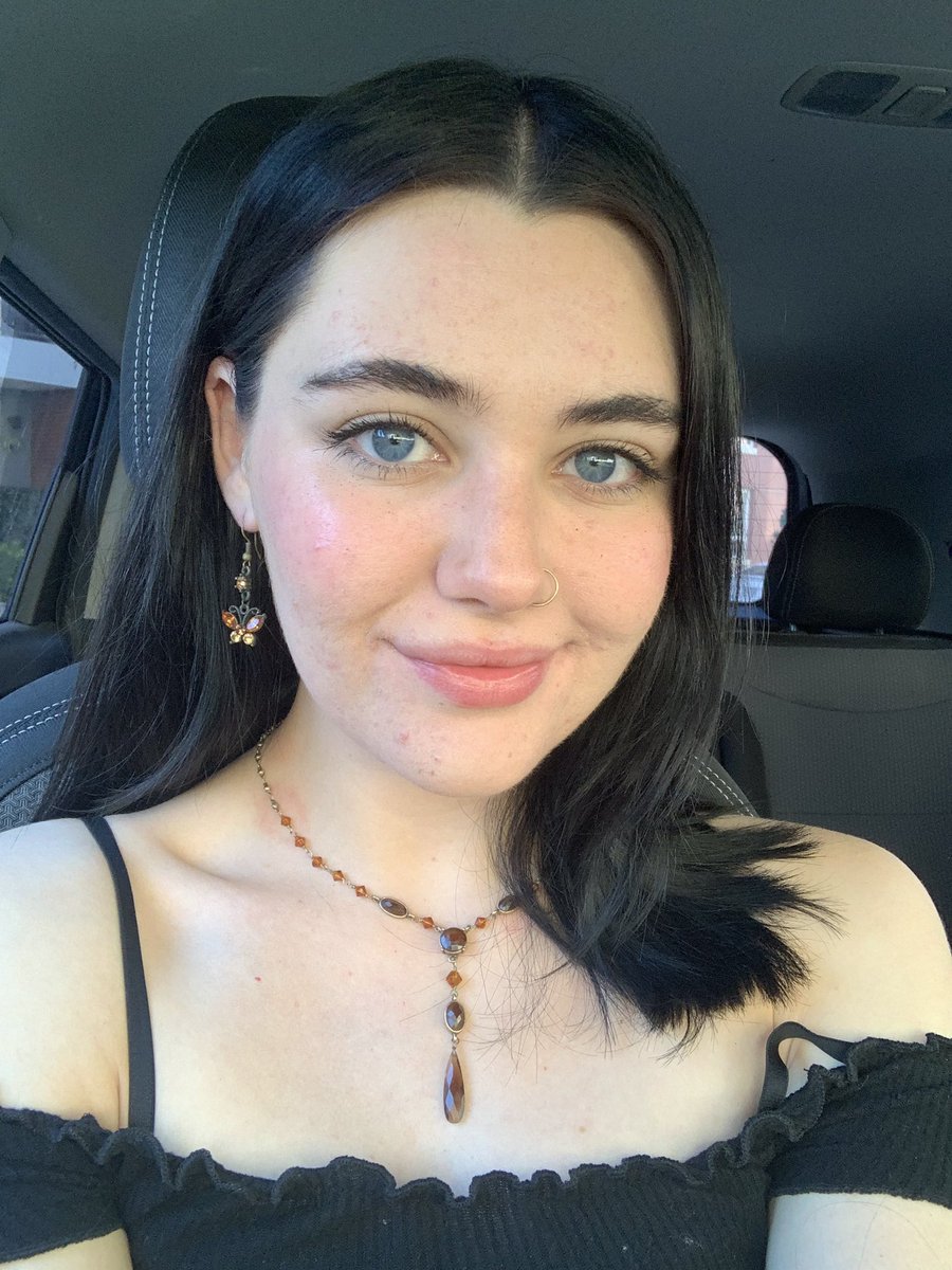 beth_d_roth's tweet photo. hi, i’m bisexual. meaning i like women but am attracted to toxic male validation as well :) https://t.co/Ep7lODH3TJ