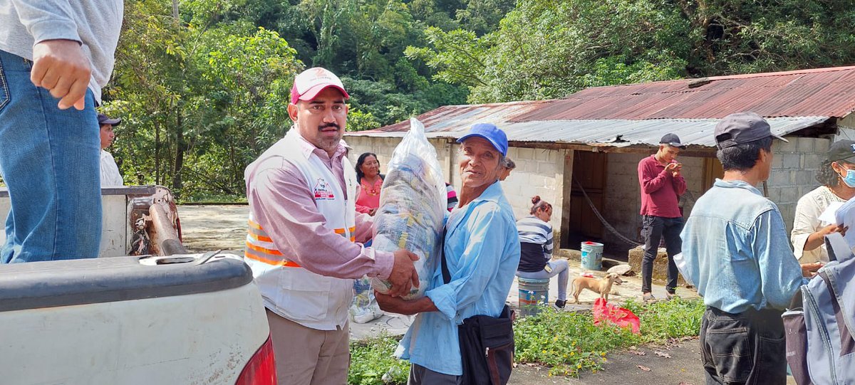 AMapastepec's tweet photo. Personal de Protección Civil Municipal y del DIF de Mapastepec, continúa llevando ayuda humanitaria a familias afectadas por las intensas lluvias, entregando 178 paquetes alimentarios a habitantes de los ejidos Las Palmas y Los Olivos. https://t.co/m30LnLbHfm