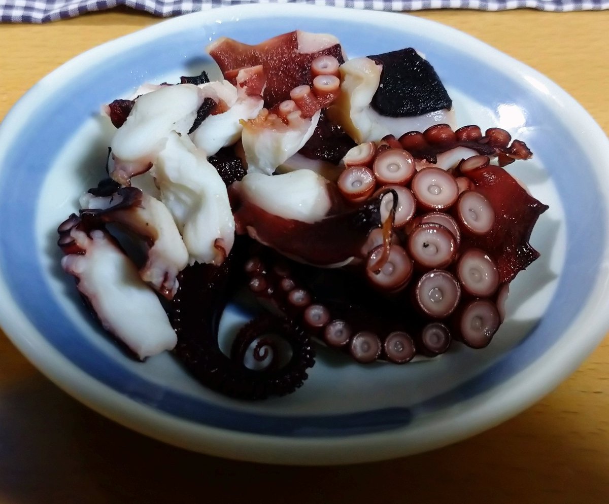 cherry_masaya's tweet photo. #octopus #roastedoctopus #tastegood 

#焼きタコ #美味しい 

お刺身用の茹で蛸を2日くらい
ペーパータオルでくるんで保管し、
塩をふって焼いてみました。

旨味が増して美味しいです😊 https://t.co/BqAZ4XF12y