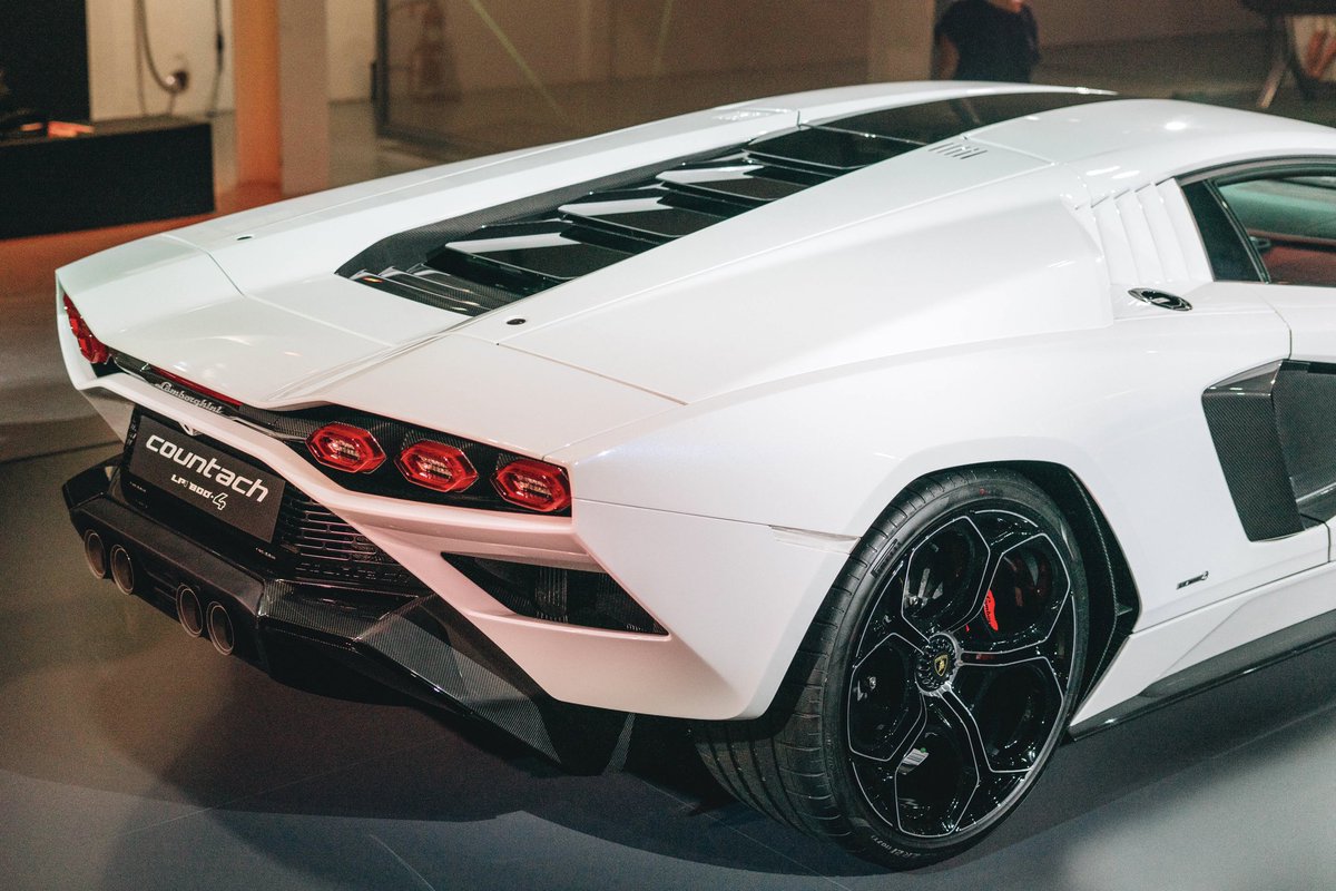 Finally managed to see this beauty in person 🤩 2021 #Lamborghini #countach lpi800-4 // 50 years later she’s back ⚡️