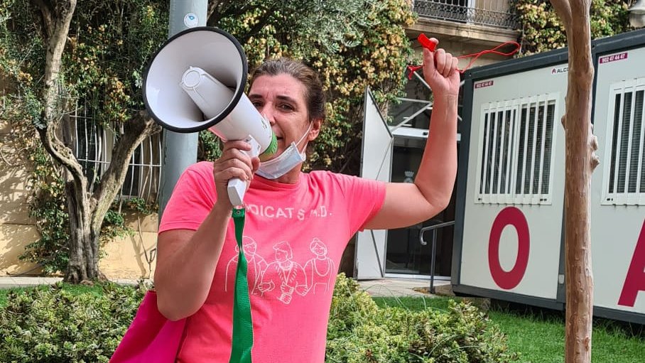 Nos avergüenza explicaros😓 que alcaldía de #SantFeliu van por ahí de ofendiditos😤 porque dicen que queremos politiquear🪑, y que no les hemos pedido cita para reunirnos. Escuchen bien: ¡Llevamos años externalizadas, engañadas, y desatendidas! Queremos municipalización📣