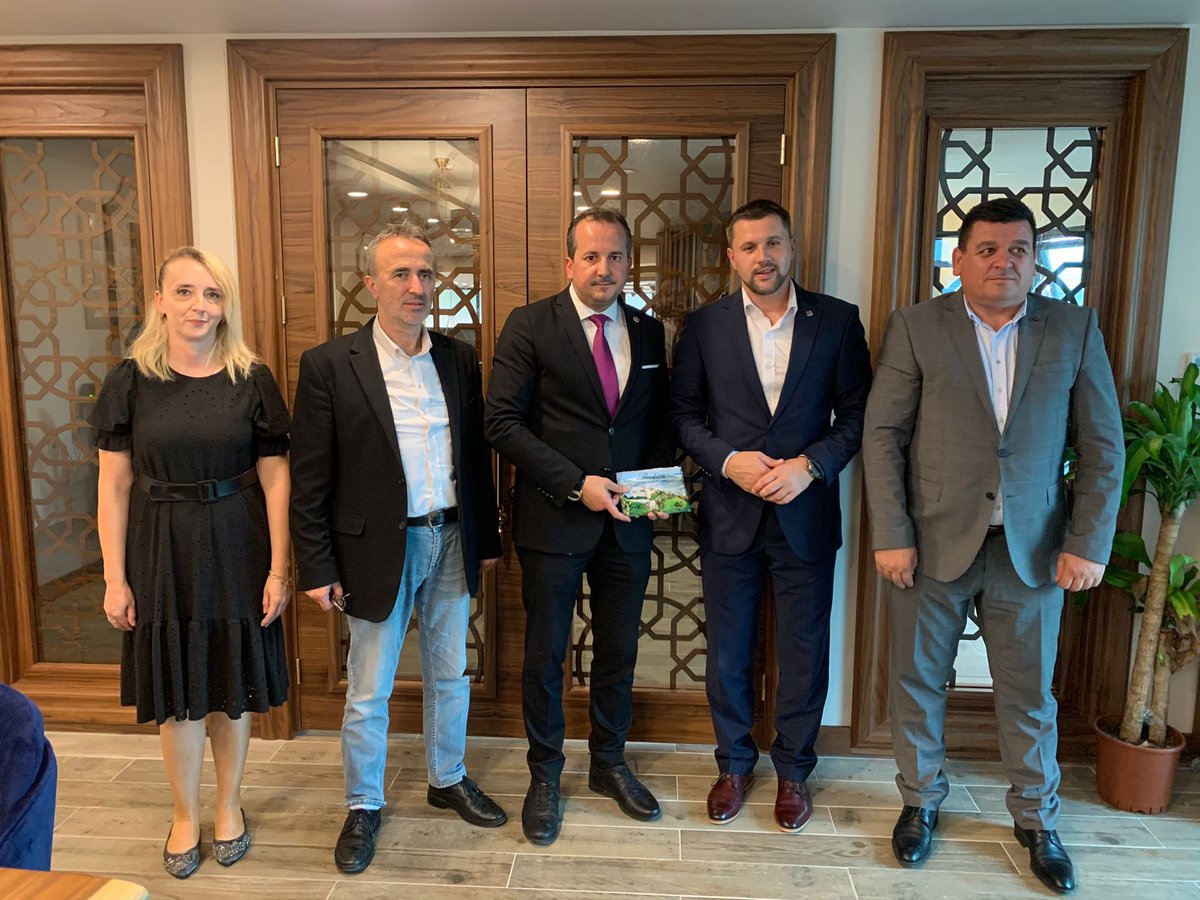 refik_ozen16's tweet photo. Bosna Hersek’ten misafirlerimiz vardı …
Bujim Belediye Başkanı Mersudin Naniç,
Belediye Meclis Başkanı Suvad Sahinoviç ve beraberindeki heyeti misafir ettik…
Ziyaretlerinden dolayı teşekkür ediyorum… https://t.co/9NtLi0X1bV