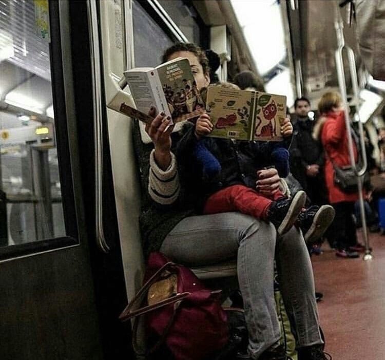 Fotoğrafı çeken kişi anneye sormuş; “Nasıl oldu da çocuğunuzu telefon ve tablet ile oynamak yerine kitapla vakit geçirmeye ikna ettiniz?” Anne şöyle cevap vermiş; “Çocuklar bizi dinlemezler, bizleri taklit ederler.”

Online Terapi İçin Hemen İndir: danisanapp.com/goapp