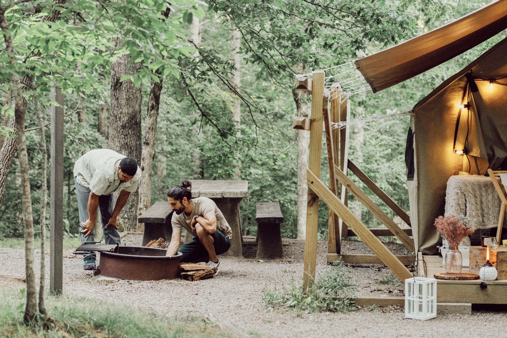 What's better than gathering with friends? Gathering with friends in a sweet outdoor set up. #outdoorlife #glamping diamondbrandgear.com/product-catego…