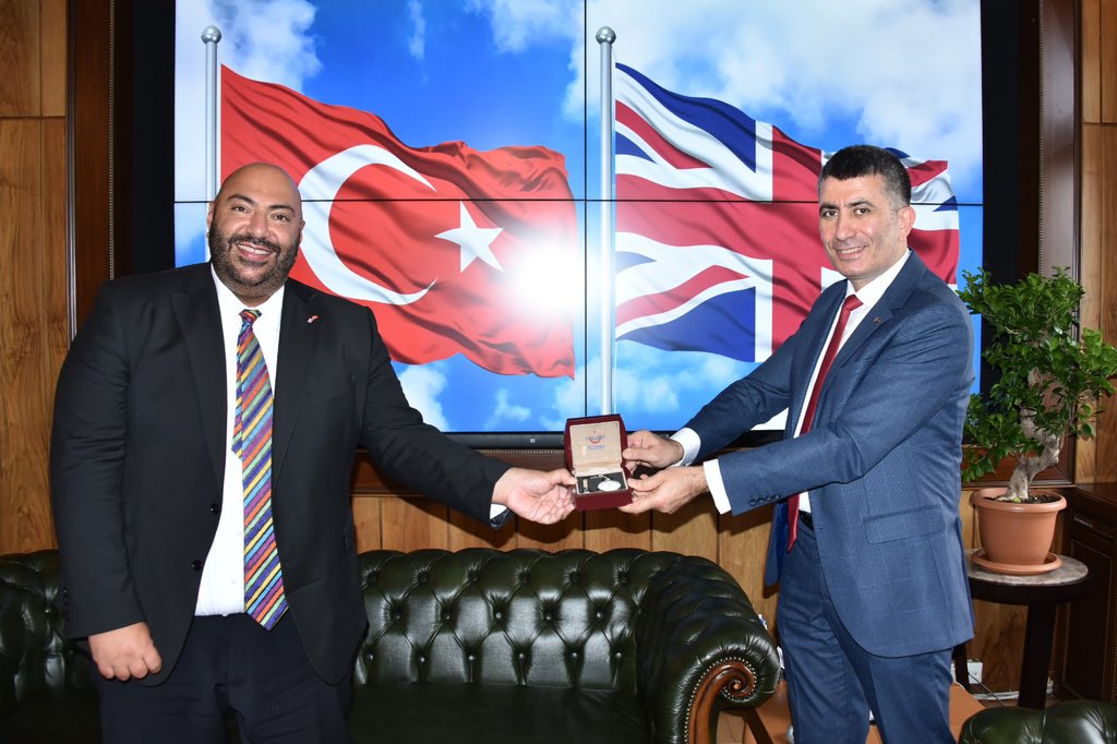 İngiltere İstanbul Başkonsolosu Sn. Kenan Poleo Bey’i Genel Müdürlüğümüzde ağırladık.
İki ülke arasındaki sosyo-ekonomik bağları demirağlarla güçlendirmek, iş birliği ve güç birliği sağlamak için istişarelerde bulunduk.
Ziyaretlerinden dolayı kendilerine teşekkürlerimi sunuyorum.