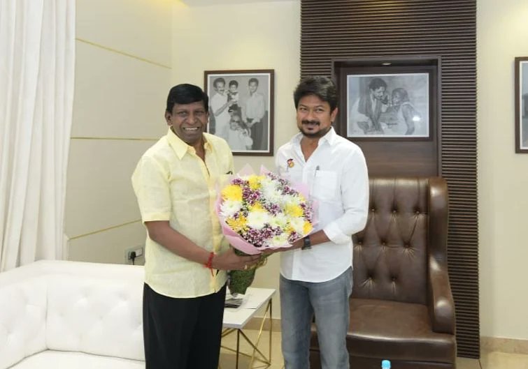 parveen_nisa's tweet photo. அண்ணன் இளைய தளபதி @Udhaystalin அவர்களை நடிகர் @Vadiveluhere ஆழ்வார்பேட்டையில் உள்ள இல்லத்தில் மரியாதை நிமித்தமாக சந்தித்தார்.
#UDHAYanna @DMK4TN_ @TrendsDmk #DMKyw41 @gopal_inst @stalinjacka @NPrakas80751552 @IlovemyNOAH2019 @BalanAnandhi @KKNagar_PBalaji @csramesha https://t.co/hGHGqxnp6Y
