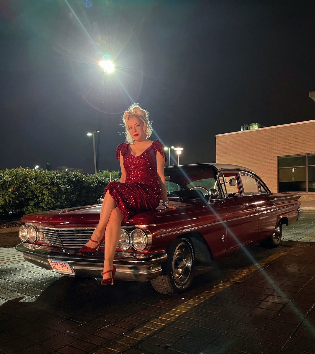 JenniferTilly's tweet image. Fast cars, fast women…  #chuckyseries
#chucky #chuckytvseries