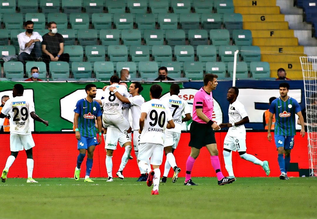 izmirtribunleri's tweet photo. #SüperLig'in 6. haftasında #Altay, #ÇaykurRizespor'u deplasmanda 10 kişi kaldığı maçta 2-1 yenerek puanını 12'ye çıkardı ve maç fazlasıyla ligde üçüncü sıraya yükseldi😎💪
•
⚽️44' #EricBjörkander
🟥68' #KhalyThiam
⚽️73' #DaoudaBamba
⚽️90+1' #YannickBolasie
•
#İzmirTribünleri https://t.co/dR6G8TxBXj