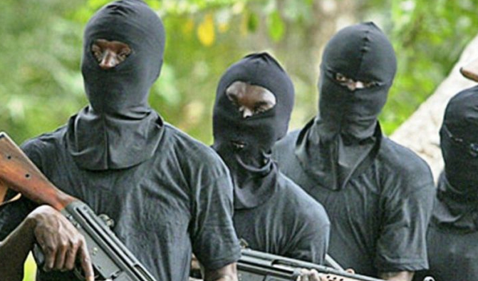 NigerianNewsweb's tweet photo. Several Passengers Injured As Gunmen Attack Travellers In Abia https://t.co/RgNCUR1mEc *SHARE* https://t.co/4vruDDzRIa