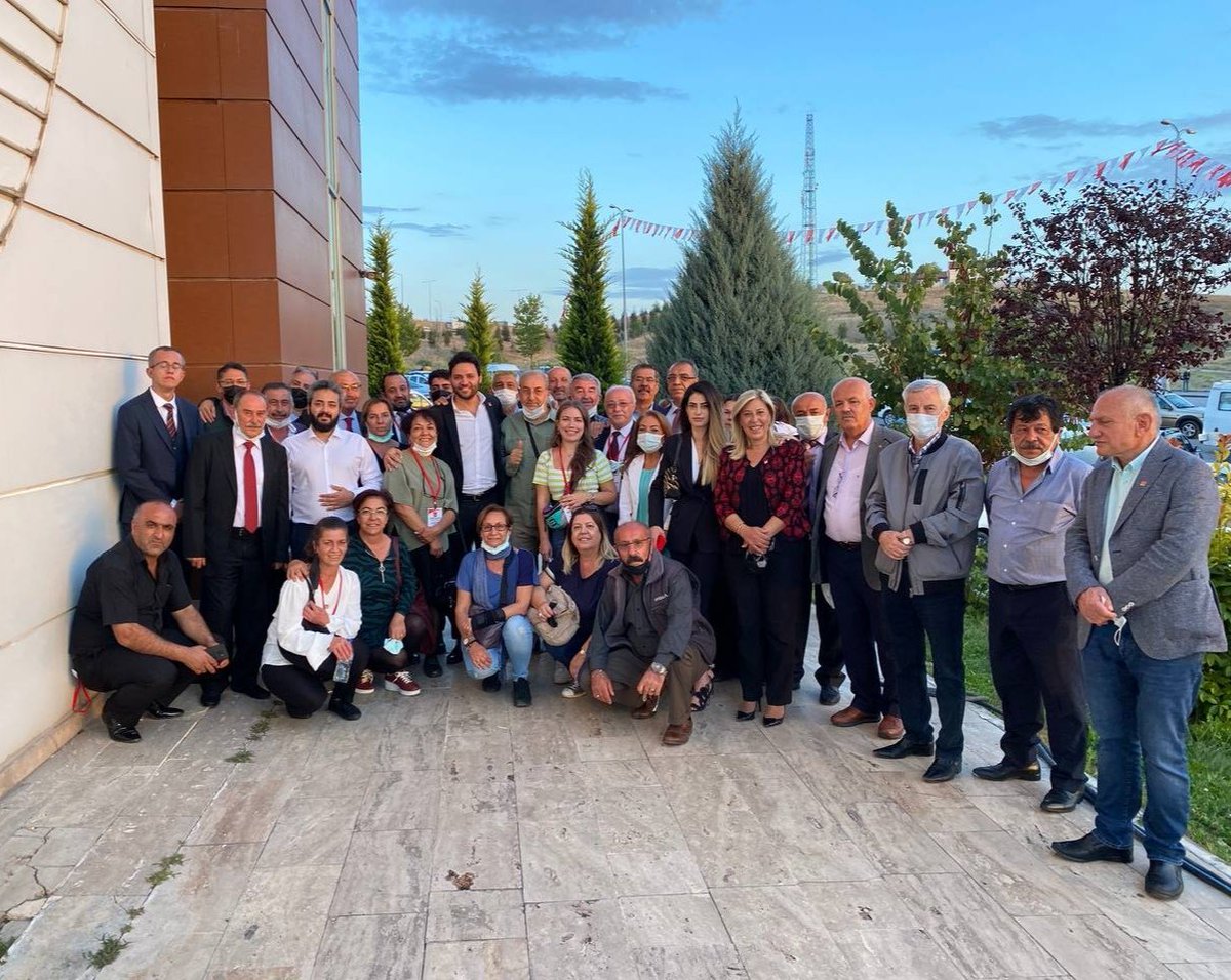 OnurOktemTR's tweet photo. 4/4
Kazanana gelirsek; ileriyi görebilenler kazananlara, günü kurtarma noktasında olanlar ise kaybedenlere bakıyor. ✊

Gelelim sana Ali Güvenç; sen çok seviliyorsun çok... ❤️

#OnurÖktem https://t.co/flZr3nUaya