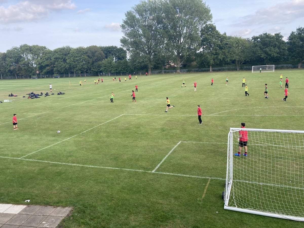 ac_kes's tweet image. What a turnout for extra curricular clubs tonight! Y8/9Boys &amp;amp; girls football ⚽️ 56! Badminton 🏸 51 Gymnastics 🤸‍♀️ 32 Handball 🤾‍♀️ 16 Well done all who took part and to our y12 leaders who helped &amp;amp; coached #Culture #LivingTheValues @kesacademy #MoreActiveMoreOften #Opportunities