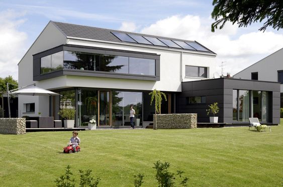 Durch die bewohnbaren Kastenfenster im ersten Stock - how-do-it.info/durck-die-bewo…