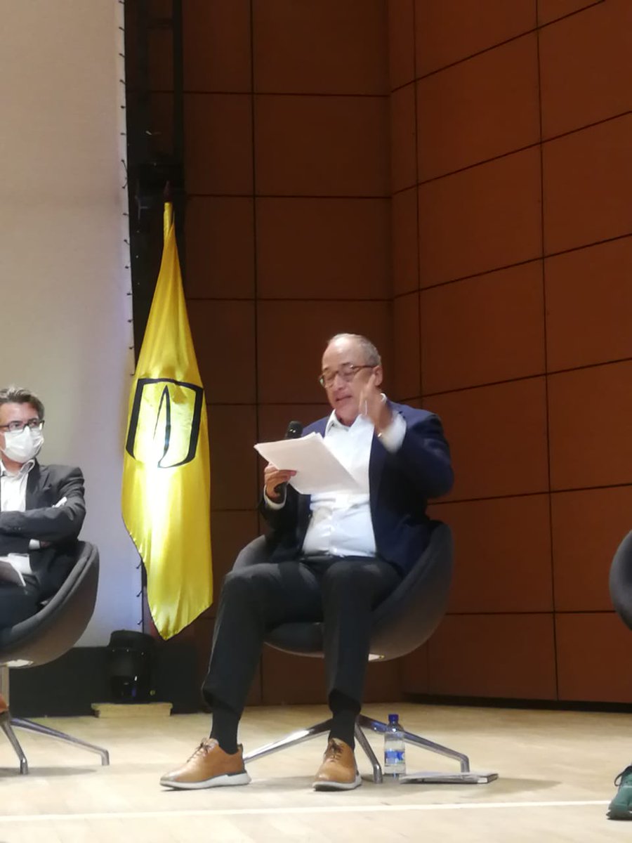 CesedUniandes's tweet photo. #DíaPaíz | "No tenemos un Estado eficaz. 
Hay tres frentes de guerra: Las familias que están los lugares de producción; Los niños; La economía. Esta es una guerra económica y la perdimos. Crear una nueva economía. ", dice @JCecheverryCol https://t.co/pLAHkquzRA