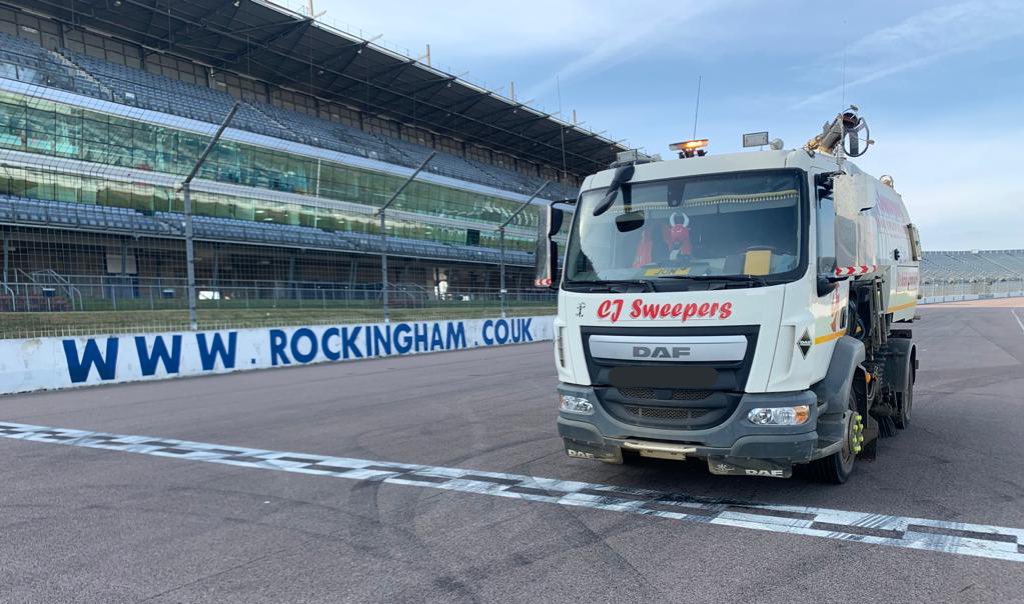 Ready? Steady. Sweep!!🚥
Jon’s over at Rockingham Motor Speedway today!

🌐 cjsweepers.co.uk
📧 cjsweepers@yahoo.co.uk
☎️ 01858 288009

#constructionuk #constructionworker #roadsweeper #roadmaintenance #trackcleaning