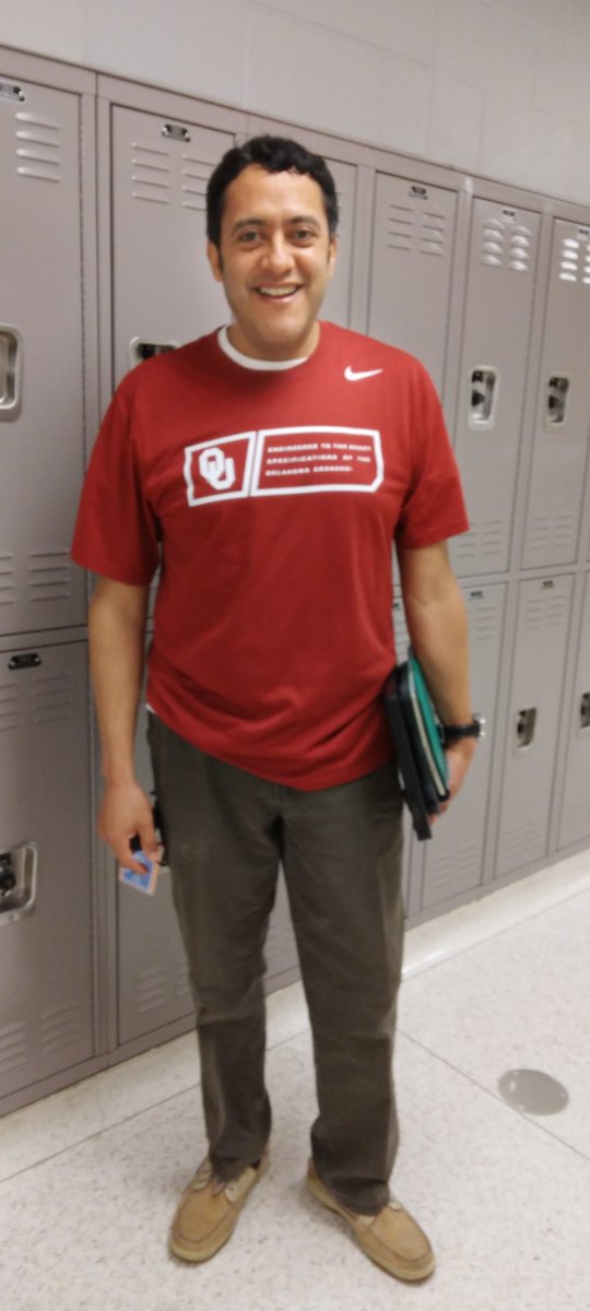 Here's Mr. Serrano <a href="/TomasSe37673838/">Tomas Serrano</a> representing <a href="/UofOklahoma/">University of Oklahoma</a> today! 
<a href="/IrvingISD/">Irving ISD</a> goes to college for #collegeweek 
#myIrvingISD