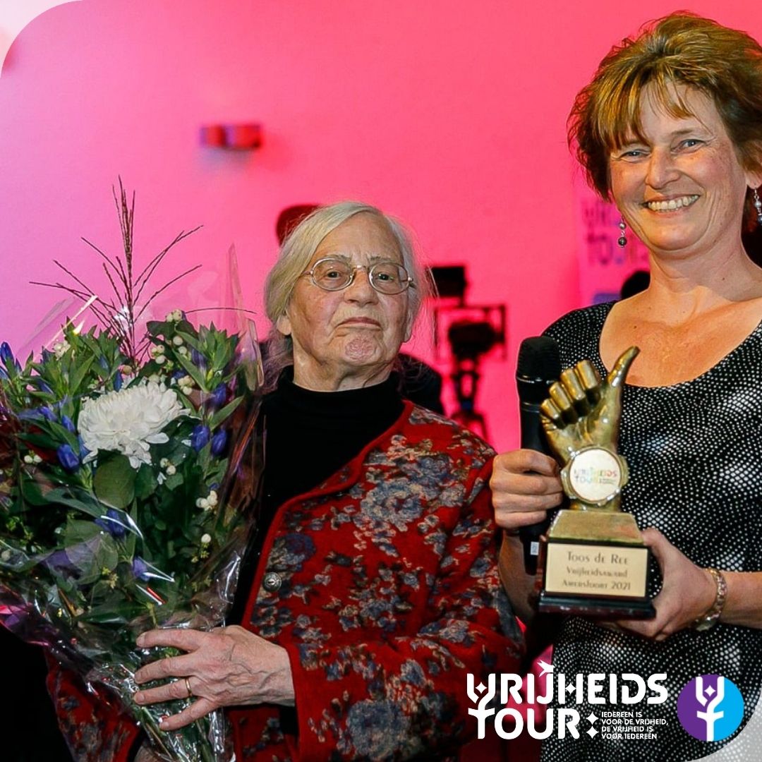 Afgelopen zaterdag was Toos de Ree een van de winnaars van de Vrijheidsaward. Zij kreeg de award uitgereikt door Vrijheidsambassadeur <a href="/SimoneKennedy/">Simone Kennedy</a>. 

facebook.com/vrijheidstour/…

#vrijheidstour #vrijheidstouramersfoort #vrijheidsaward #vrijheidstour2021
