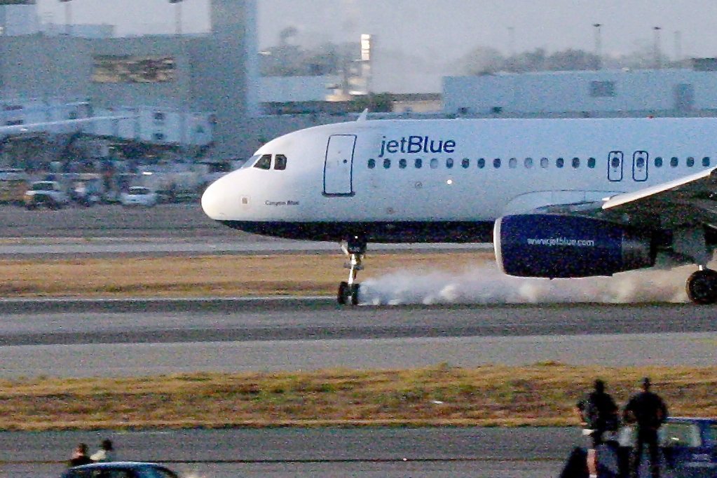 ShorealoneFilms's tweet photo. Also today back in 2005, the famous #JetBlu flight 292 #Airbus landing gear emergency at @flyLAXairport 09-21-21 https://t.co/9FMvAfWkiK
