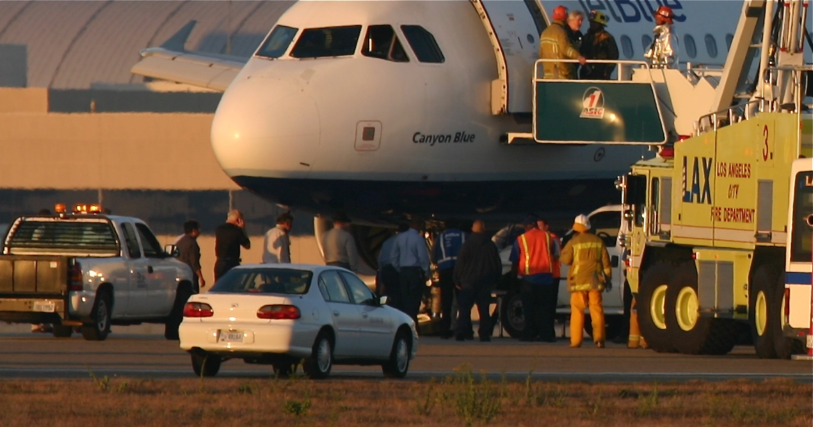 ShorealoneFilms's tweet photo. Also today back in 2005, the famous #JetBlu flight 292 #Airbus landing gear emergency at @flyLAXairport 09-21-21 https://t.co/9FMvAfWkiK