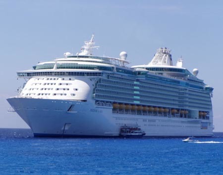 #VolcandeLaPalma una idea que quizás fuese una solucion las camas en La Palma es muy escasa y no seria mejor trasladar uno de estos barcos al muelle y convertirlo en un hotel seria la manera de poder alojar a esa gente de una forma digna hasta que se solucione todo