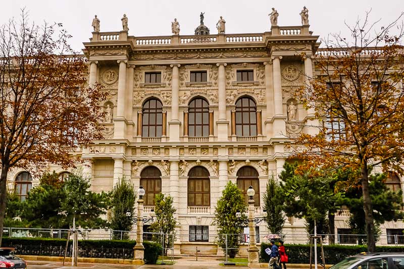sheriannekay's tweet photo. Vienna Austria is known for its classical music, opera, balls, architecture, and chocolate cake. Here is how to see the best of Vienna Austria in 48 hours https://t.co/CP4wOGjuNg via @sheriannekay #ViennaGoForIt #visitaustria #VisitEurope https://t.co/ypJ06ztbk0