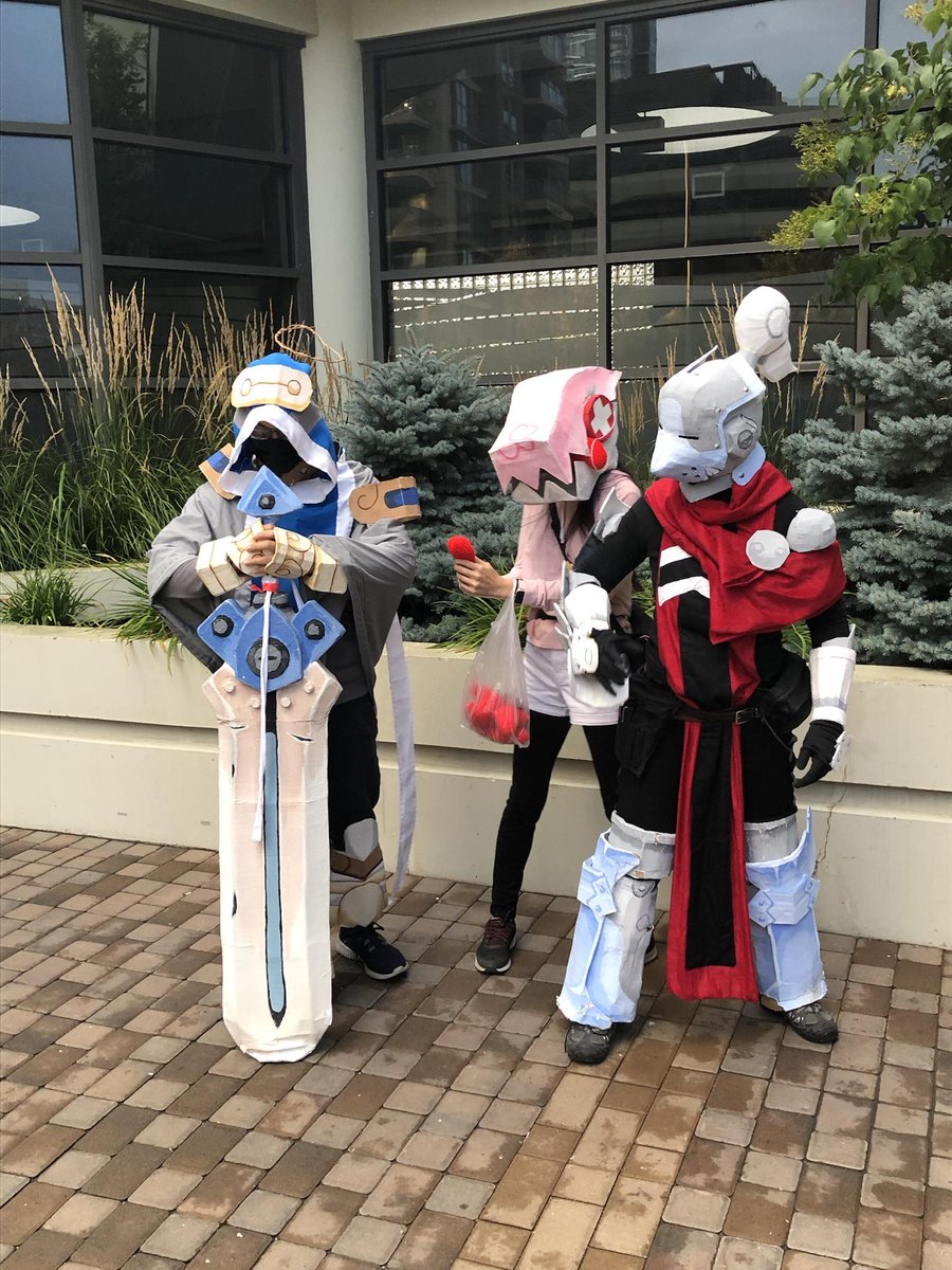 DrawingPolygon's tweet image. Brought back the SK costumes for #CalgaryExpo2021 with friends! #spiralknights 
(what armour set should I make next?)