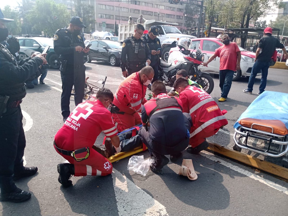 VirizAngel's tweet photo. #ImagenesFuertes
Esta mañana se registró un accidente entre motociclista y ciclista en Eje 2 Norte y Guerrero, en la Col. San Simón Tolnahuác, Cuauhtémoc .
El ciclista fue trasladado a un hospital cercano y el motociclista fue detenido por la SSC.
Info: #Delta25 https://t.co/cXgpRetpKg