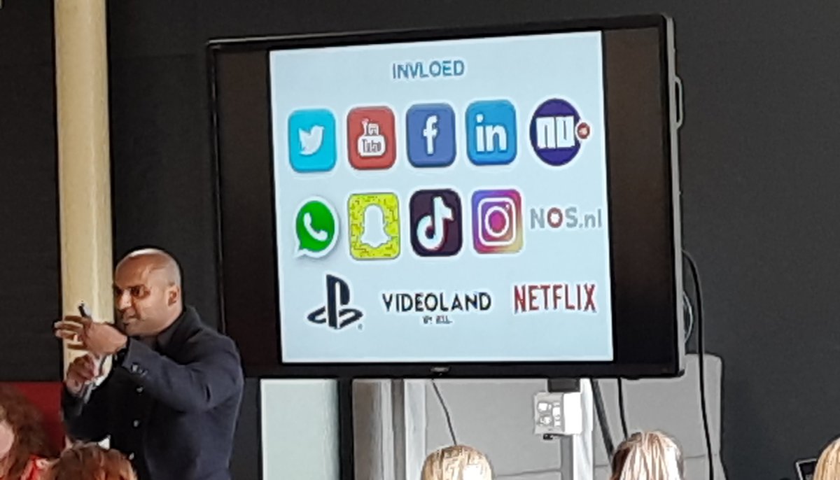 Fort_Jeanette's tweet photo. Raoef Khadjé inspireert studenten @Alfacollege Hoogeveen tijdens start projectonderwijs. Studenten werken in multidisciplinaire teams aan uitdagende opdrachten uit de omgeving. #invloeden #snellecommunicatie #mentaliteit #netwerken #persoonlijkleiderschap https://t.co/yb5EmpXTeX