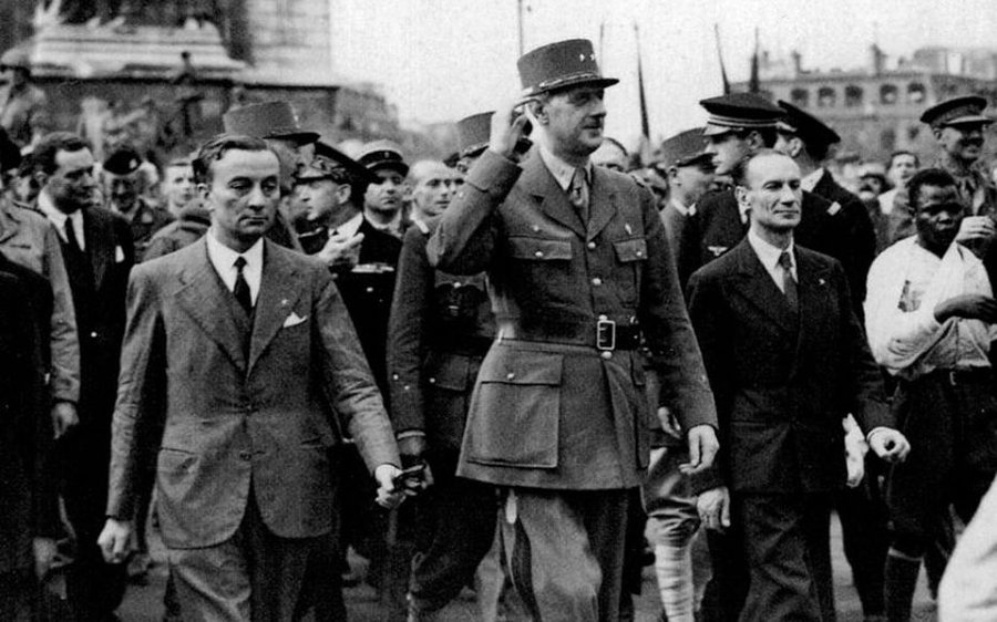 _letraqueur_'s tweet image. #WW2
Lors de la #libération, une rencontre fut organisée entre des résistants et de Gaulle.
Les résistants portaient un tas de médailles.
Un sergent n'avait aucune décoration.
Le Général de Gaulle le regarda et lui dit avec un sourire : "Alors quoi ? Vous ne savez pas coudre ?"