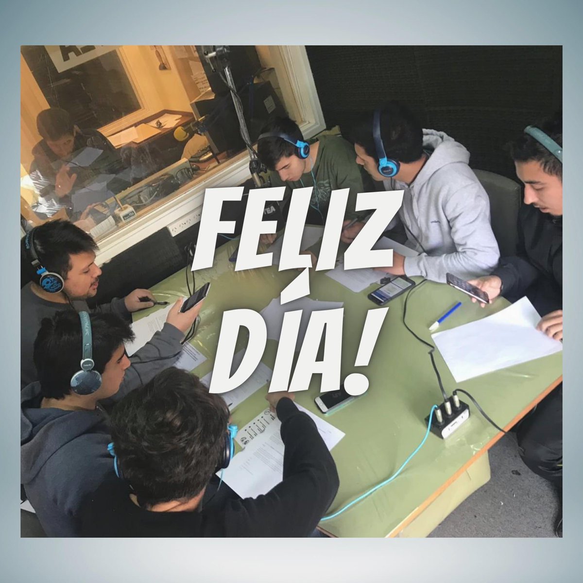 🙌 #FELIZ DÍA DEL ESTUDIANTE ‼️
Volver a verlos este año en persona en nuestros pasillos, aulas o estudios fue maravilloso 😃
Enseñar y aprender son dos actos que nos unen hace años, disfrutemos como y dónde sea de ésta oportunidad increíble. Felicidades #futuros periodistas! ❣️