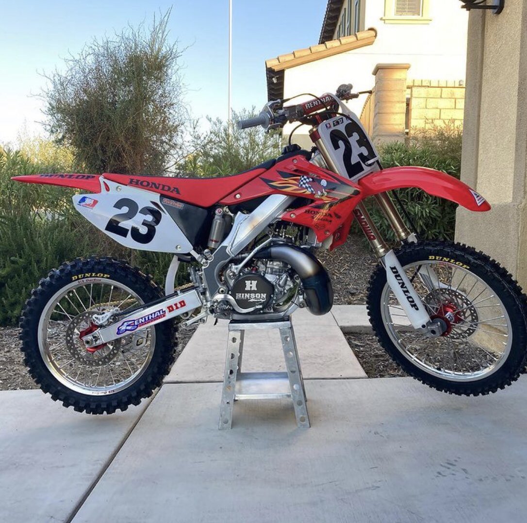 #twostroketuesday with Jade Dungey’s super clean CR250 he just finished restoring from the ground up 🤤 👊✊️💨💨🔥 #hinsonhookup #honda #twostroke #hinsonperformance #premix #clean #😍