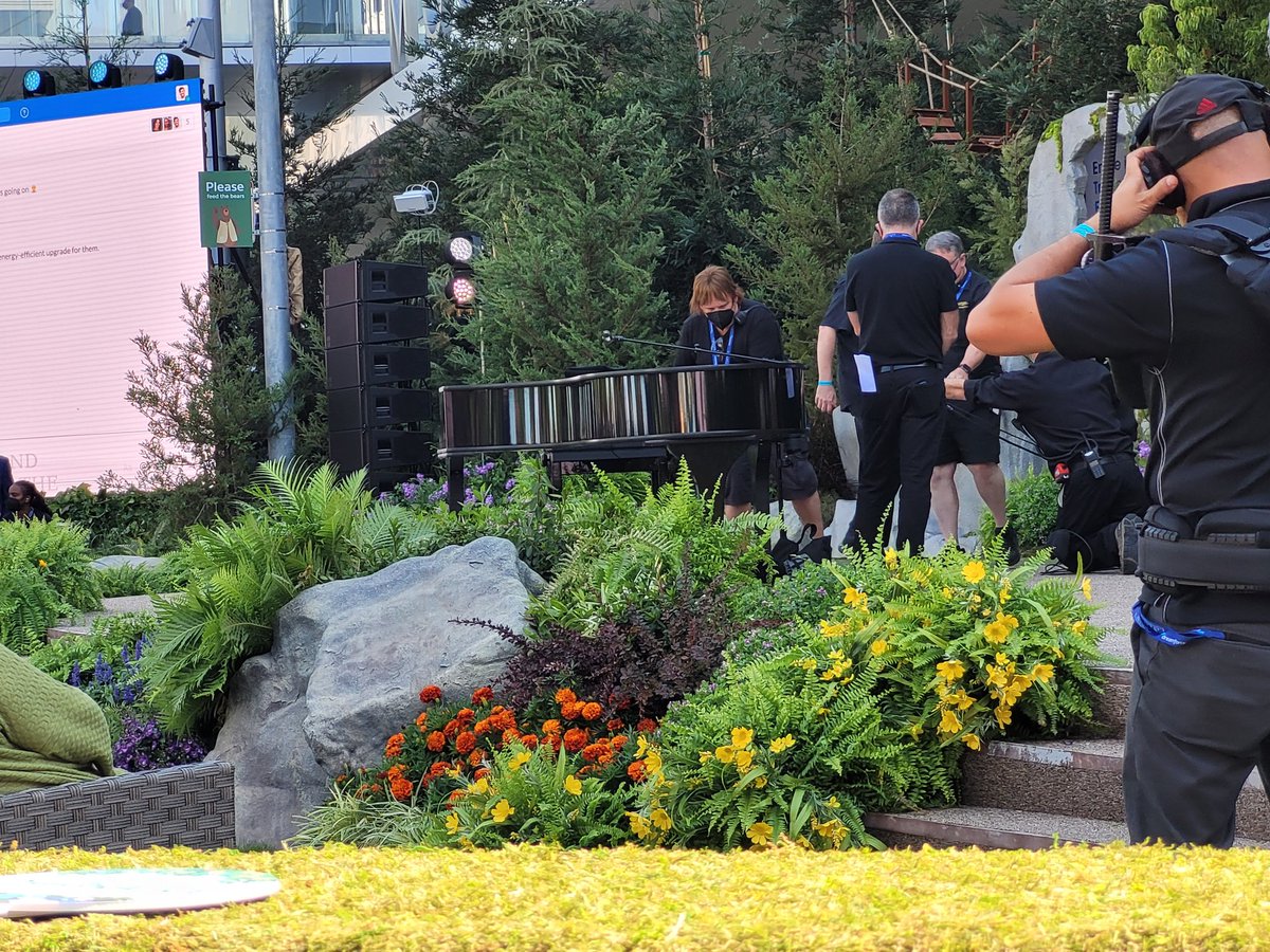 AccidentalAdmin's tweet image. Hmmm, who is the surprise act? #df21 #Dreamforce