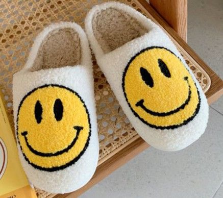 Who got you smiling like that 😊 These smiley face slippers are not only comfortable but also fashionable 👅
#outfitoftheday #photography #photooftheday #picoftheday #streetphotography #streetstyles #streetstyleblog #streetstyled #streetstyledeluxe #streetstylefashion