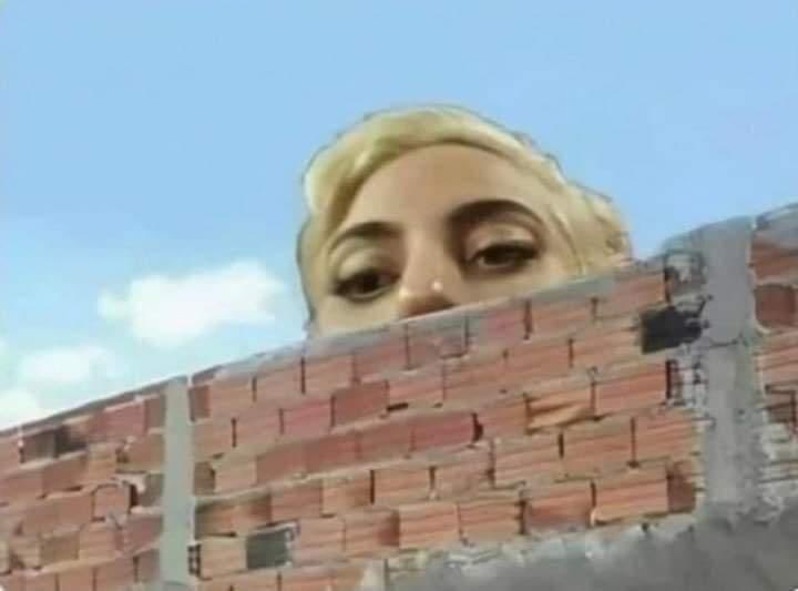 Yo leyendo los mensajes a través de la barra de notificaciones fingiendo no estar en línea.