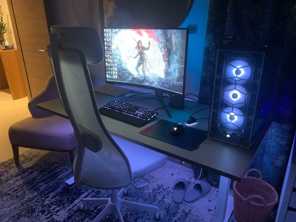 pashaplaybug's tweet photo. @LinusTech Yes there is a mac on the side, yes it's for studying. PC was built 3 times with the same parts except the case (due to moving). Parts purchased in 2019. And here is a thing you guys sponsored once https://t.co/VpSRyi8fOM https://t.co/bsKOXUjDfx