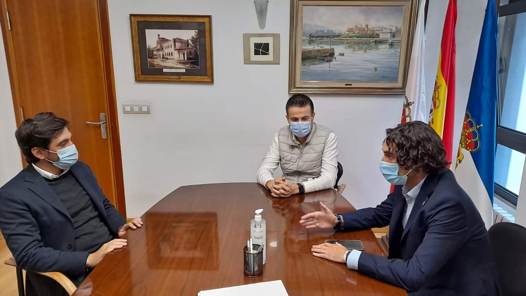 Esta tarde hemos recibido en el Ayto al Eurodiputado Adrián Vázquez 🇪🇺

Un encuentro que ha servido para dar a conocer las necesidades y los proyectos del municipio de cara a los futuros Fondos Europeos

Seguimos trabajando para traer inversiones a nuestro pueblo😉

#Astillero