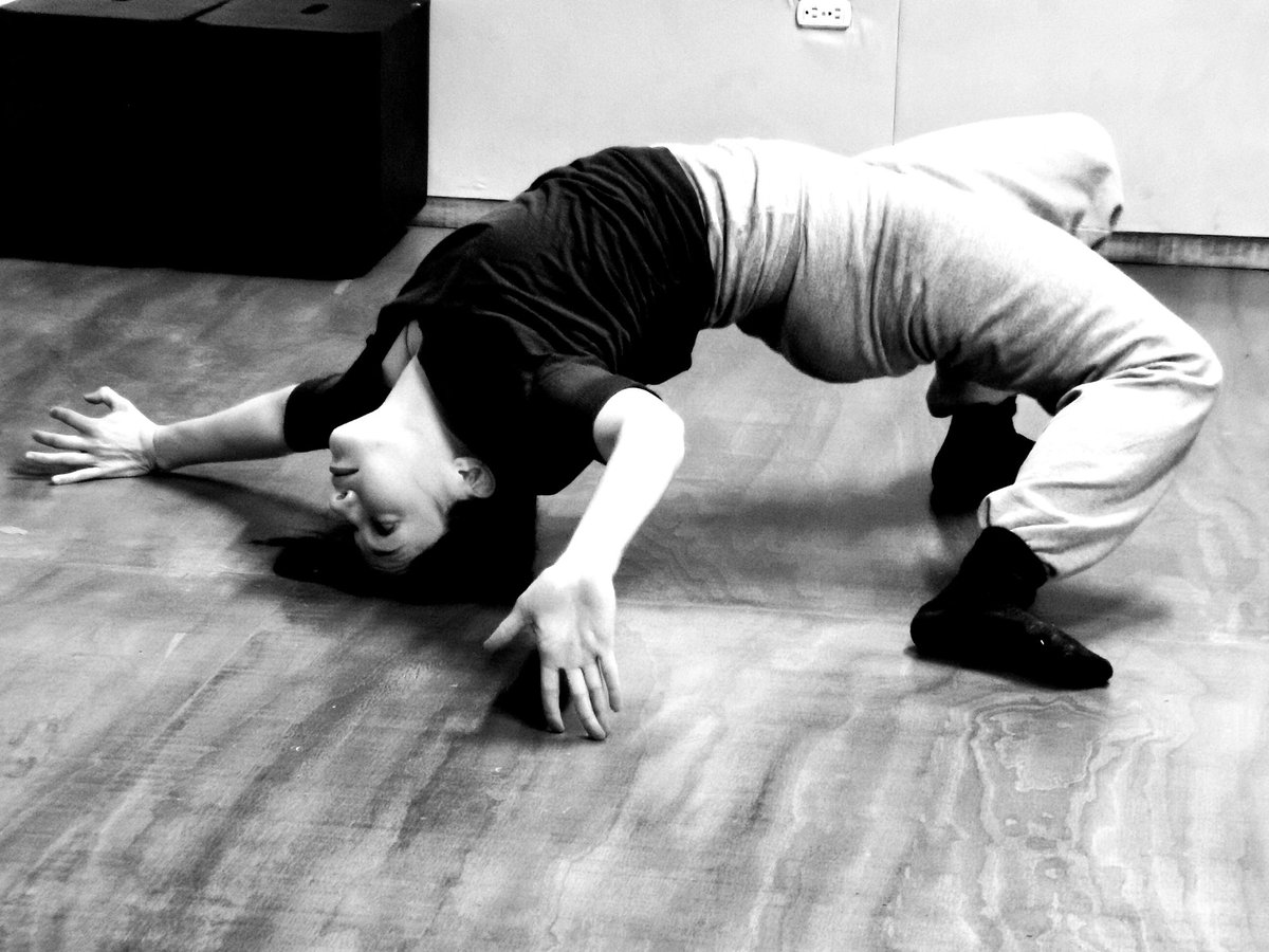 DanzaVisual's tweet photo. Carina Herrera en ensayos para #Sinapsis. ¡Ya estrena este jueves 23! ¿Ya adquiriste tus boletos?

#SACPC #FONCA #MEGA #SecretaríadeCultura #INBA #DanzaINBA #DanzaVisual @DanzadanceOrg https://t.co/wAh2YgScwv