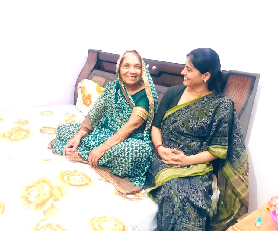 AnupriyaSPatel's tweet photo. परिवार जिनका मंदिर था, जिनका स्नेह मेरी शक्ति थी ,
प्रेम व परिश्रम को कर्तव्य बनाने का जिन्होंने मुझे मंत्र दिया,परमार्थ को ही जिन्होंने भक्ति माना। आज हमसे हमेशा के लिए विदा ले गईं। माताजी आदरणीया कृष्णावती जी को अंतिम प्रणाम। 1/2 https://t.co/UrQFhCMm6N