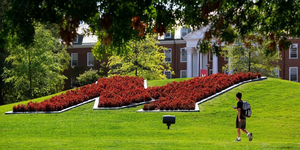 UofMaryland's tweet image. #UMD is providing students, faculty and staff with free KN95 masks, which provide better protection and reduce the spread of #COVID19. Find a pick-up location #4Maryland today ➡ go.umd.edu/KN95