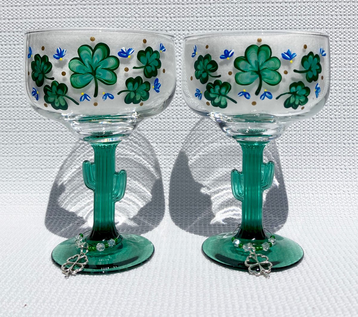 Irish margarita glasses etsy.com/listing/106591… #shamrocks #margaritaglasses #irishgiftideas #birthdaygift #shamrockglasses #giftforirishgirl