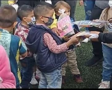 castehernan's tweet photo. #SecretaríaDeDesarrolloSocial
#Soacha 🇵🇱
Se realizó una actividad lúdico recreativa dirigidas a menores entre 5 a 13 años de la ciudad, dónde se entregaron más de 400 kits escolares gracias al apoyo de la empresa #Camaleón, con las barberías #Barber Shop #Dexsink #IMRDS https://t.co/YvViAGB9Dp