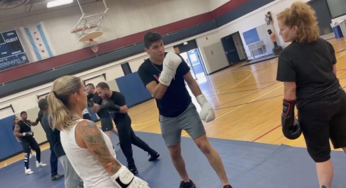 Chicago_Police's tweet photo. CPD officers participated in a wellness and tactics class this past weekend. The class was led by Michael Valle of Valle Flow Striking.  Mike is a world renown coach in the world of UFC elite athletes. #CPDMediaCar https://t.co/k0juyrm9Od