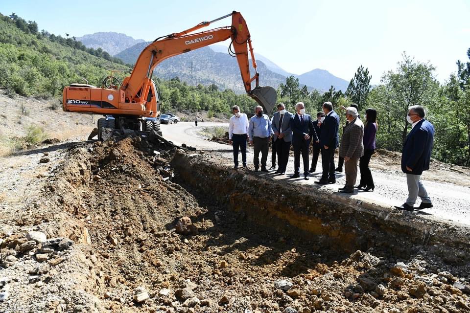 📍Aksu-Yenişarbademli arası Altyapı çalışmaları proğram dahilinde hızlı birşekilde devam etmektedir.                                                                  📍Merkez Aliköyümüzün Sosyal Tesisleri önü sıcak asvalt çalışması tamamlandı.