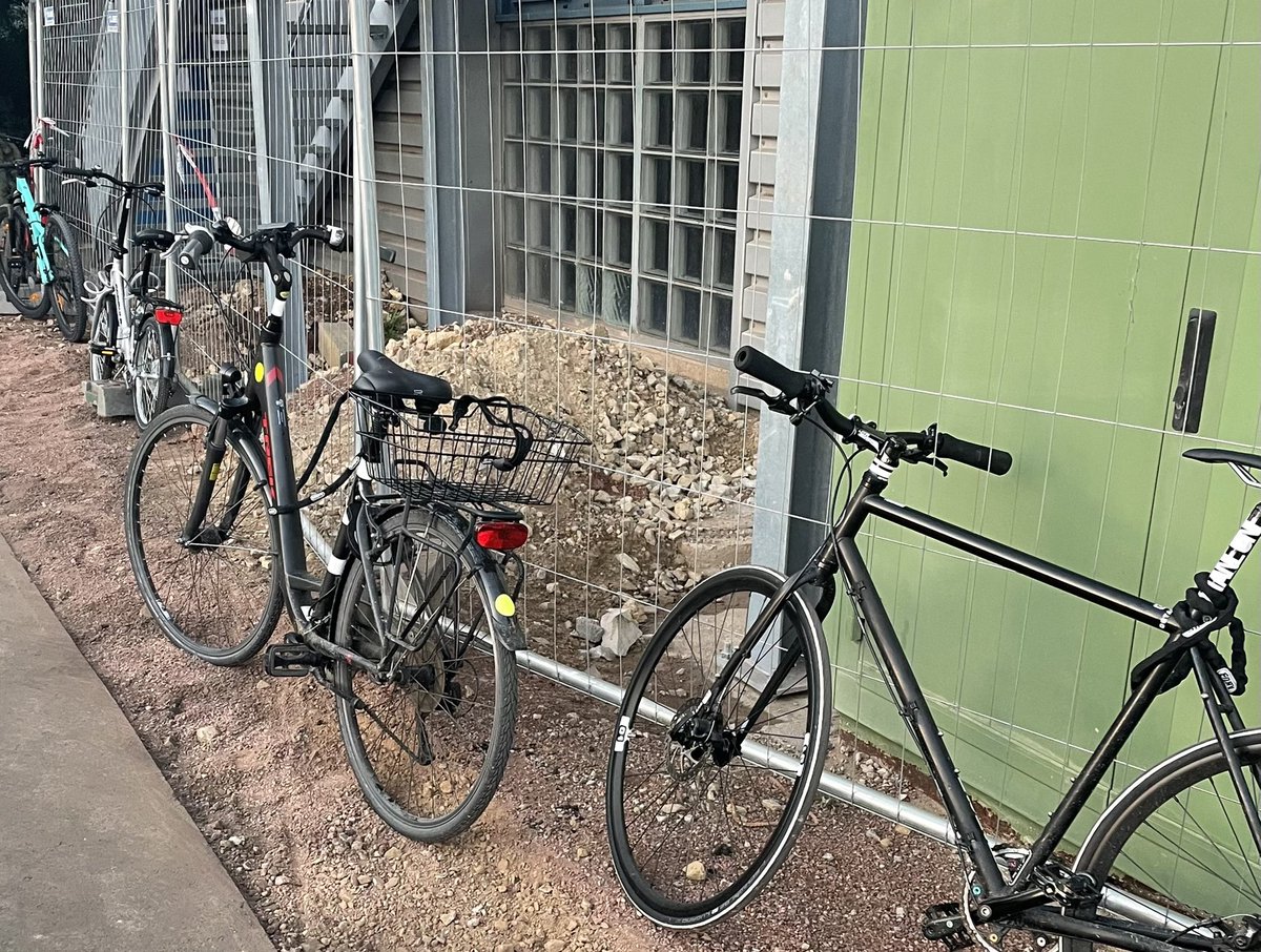 Am Moment, wou d’Parkplaze bei der Lallenger Hal rar sinn, waeren e puer Velostänner eng gutt Iddee…. Nee??
#eschbiken ; #reclaimthestreets