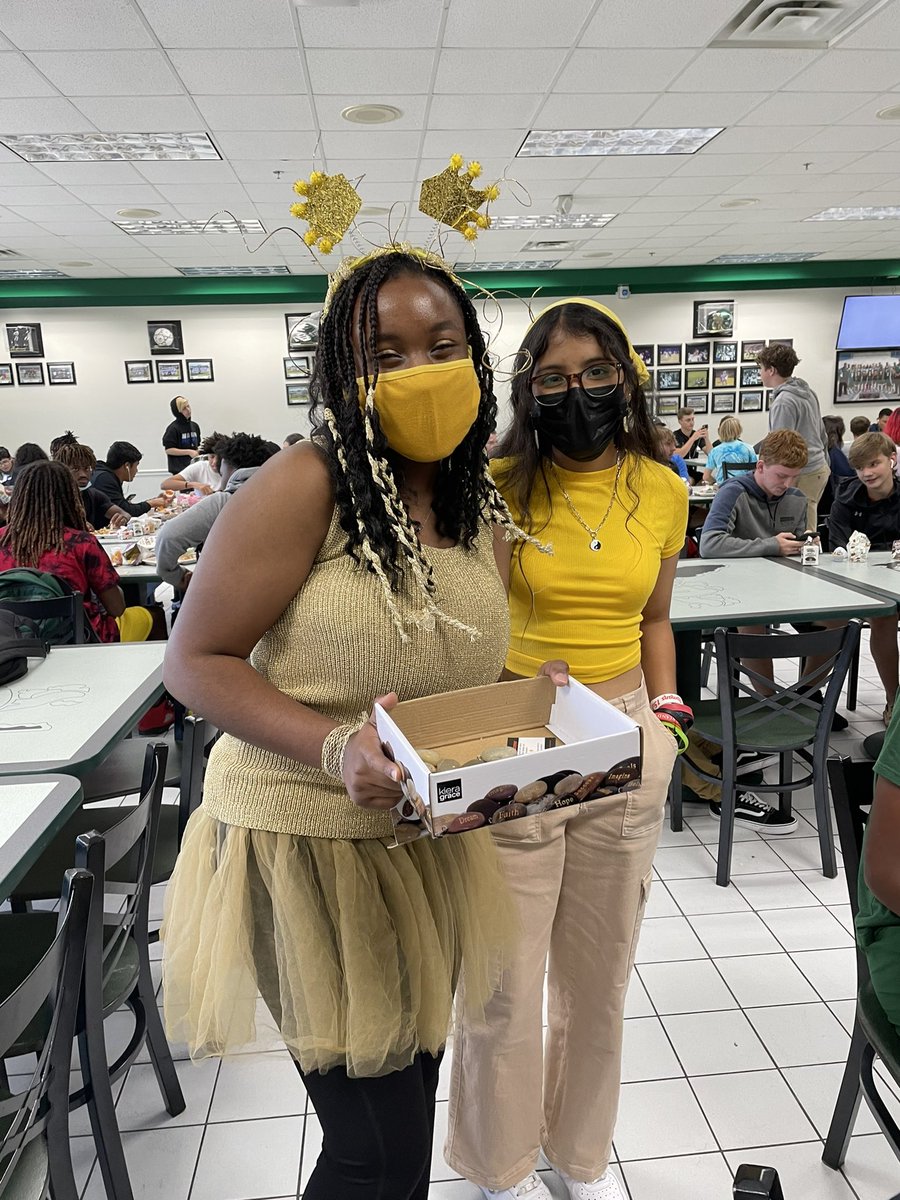 EvanaFretterd's tweet photo. Sun vs moon day @FPCHS was super shiny. #schoolspirit #FPChoco2021 tomorrow is superstar day! Let’s see what y’all got for that one! @FPCSGA @FlaglerSchools https://t.co/qN04HXHakD