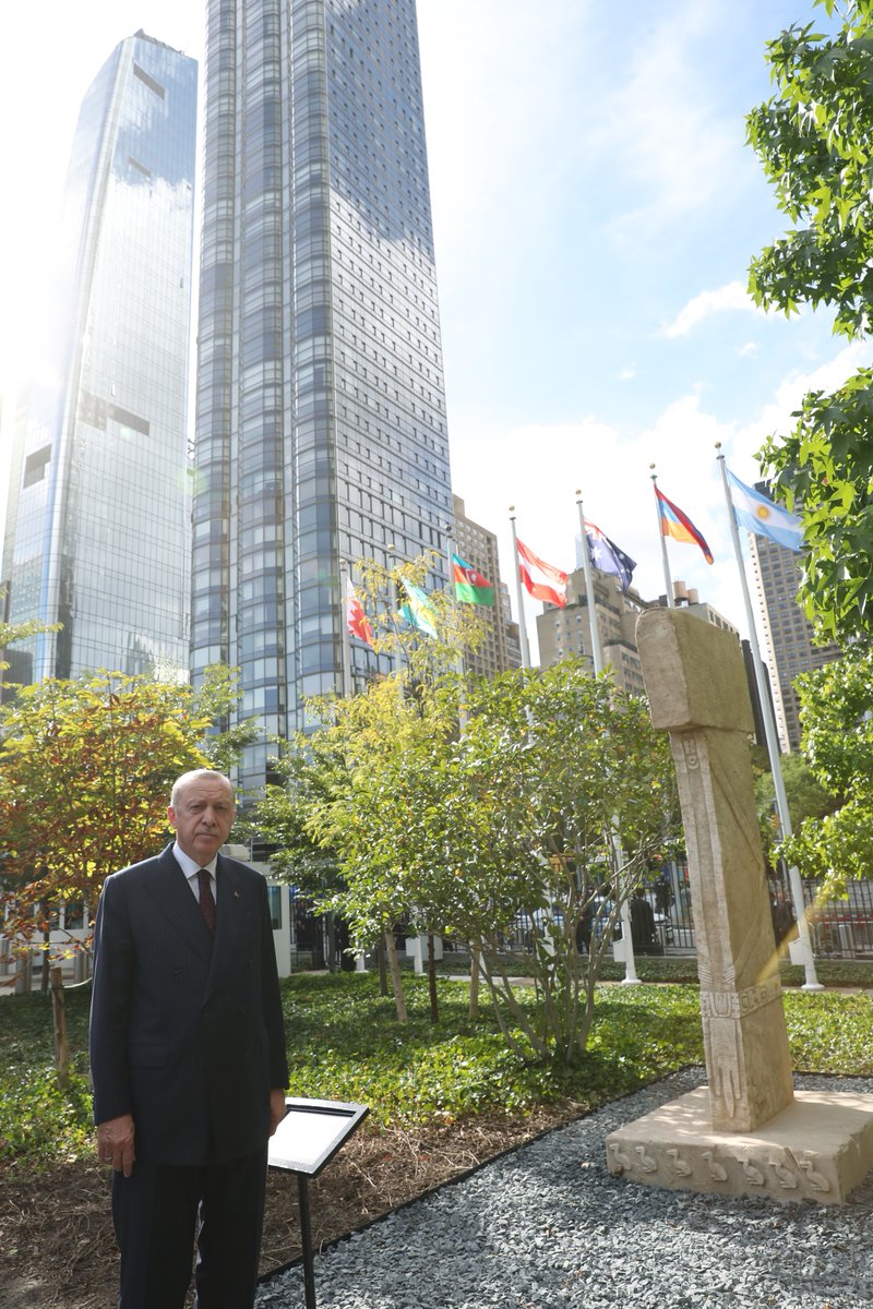 Şanlıurfa’da yer alan ve ‘Tarihin Sıfır Noktası’ olarak adlandırılan Göbeklitepe’deki dikilitaşların bir sureti, New York’taki Birleşmiş Milletler binasının bahçesinde sergilenmeye başladı. 

Ülkemize ve Şanlıurfa’mıza hayırlı olsun. 🇹🇷