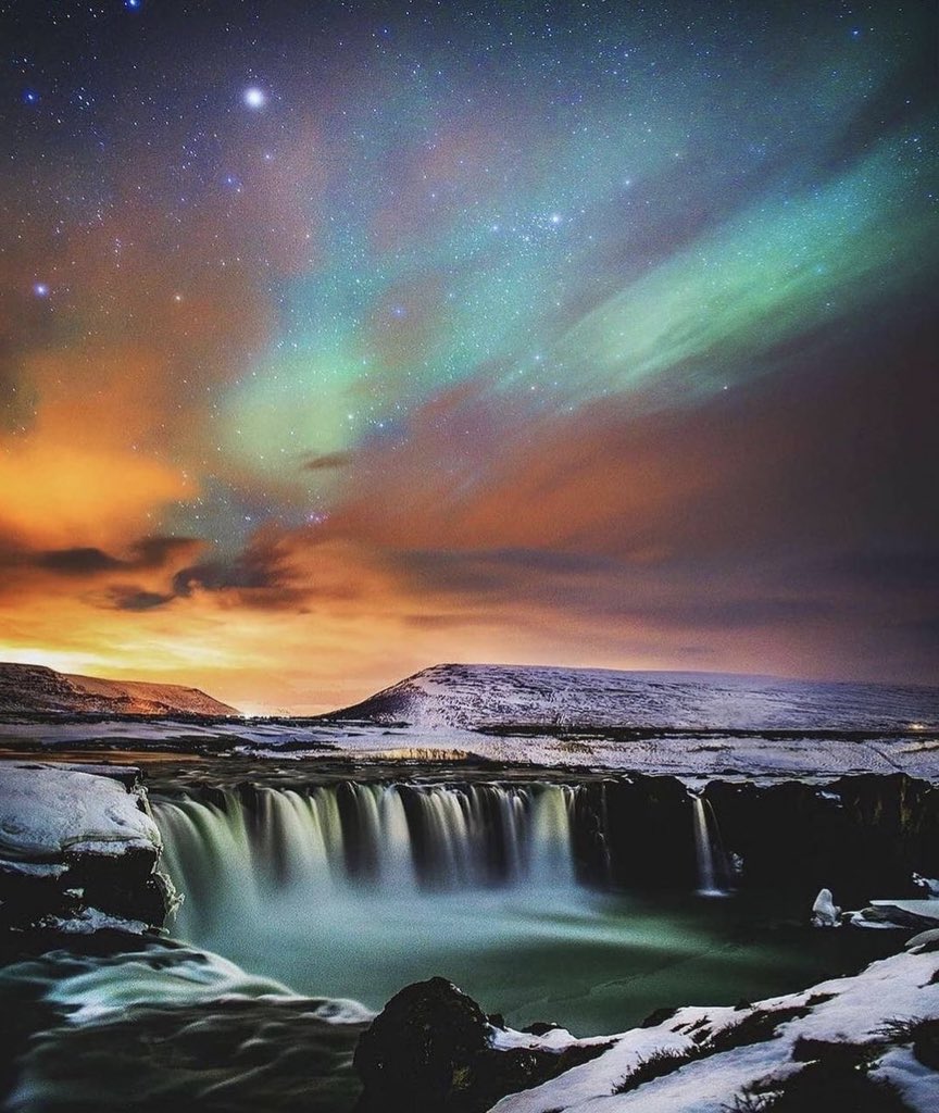 ExplorerIceland's tweet photo. Mind blowing northern lights 🤩 
📍 Iceland 🇮🇸 
- 
📷: @themalibuartist | IG https://t.co/86qa2iOPQk