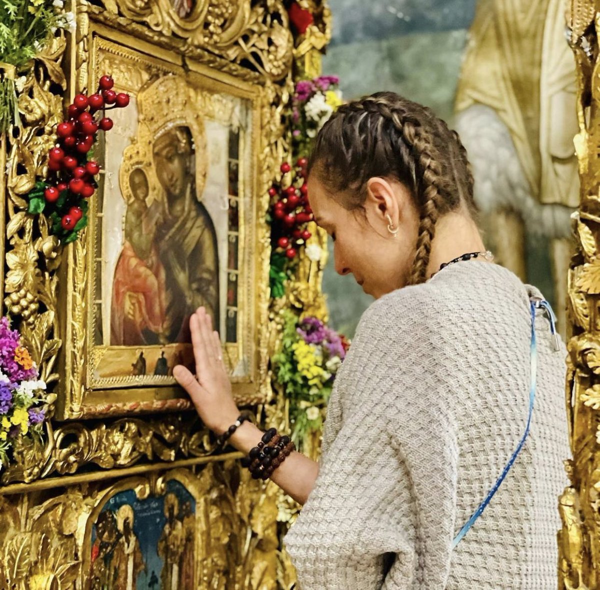 jelenadjokovic's tweet photo. Završilo se predivno putovanje i obilazak manastira na Kosovu i Metohiji. Sa njega sam ponela veliku ljubav i zahvalnost. ♥️🕯🙏 https://t.co/zKSAZfadoo 

@novakfoundation @AnaDivac @FondacijaDivac @jugoslavkaric @MohanjiOfficial https://t.co/LGu5NHPIm3